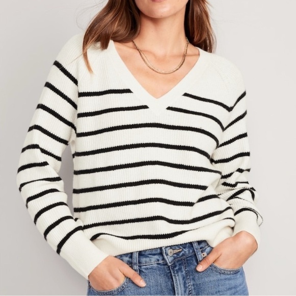 Old Navy Sweaters - Old Navy SoSoft V-neck Cocoon Old Money Aesthetic Black and White Knit Sweater